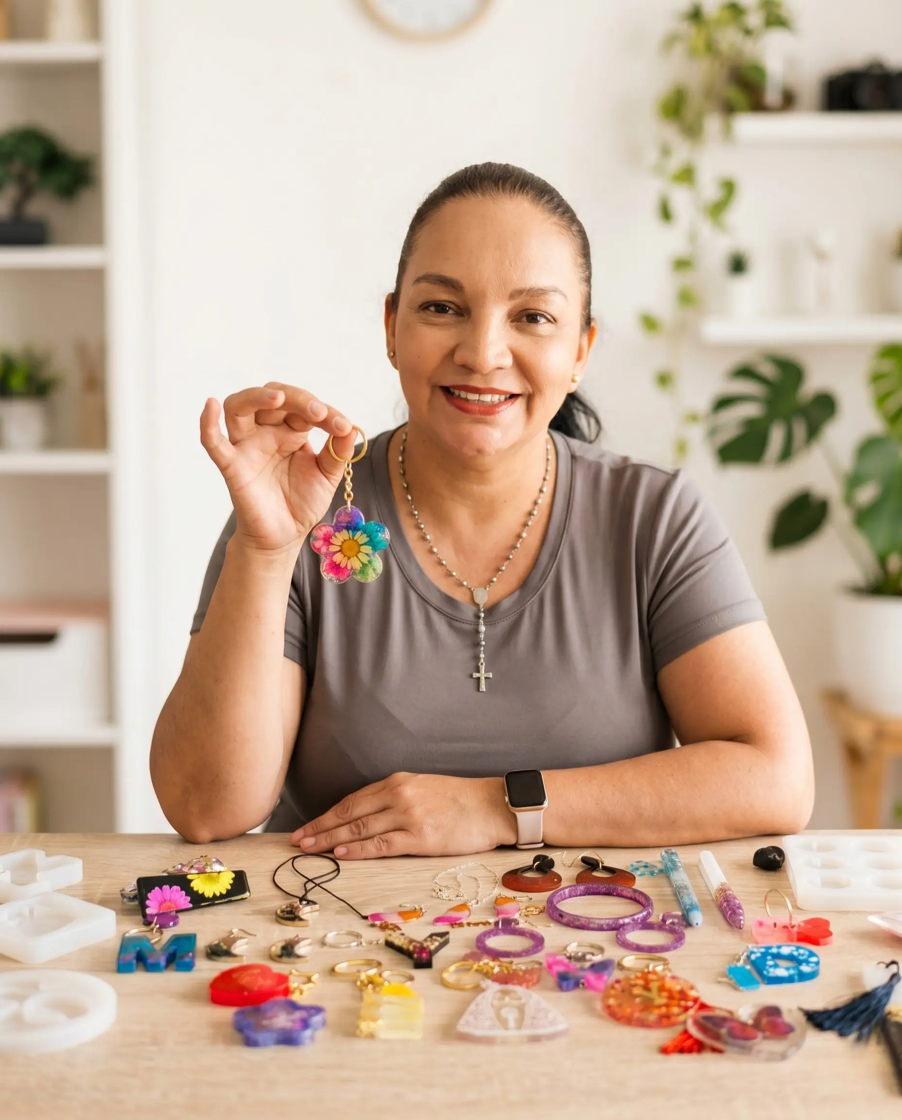 Instructora del curso Diseña y Crea con Resina